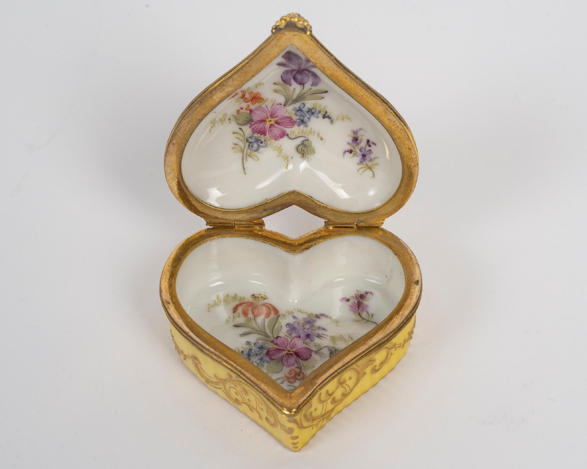 Miniature coffret en forme de coeur en porcelaine Meissen, fin du XIXe siècle — 7