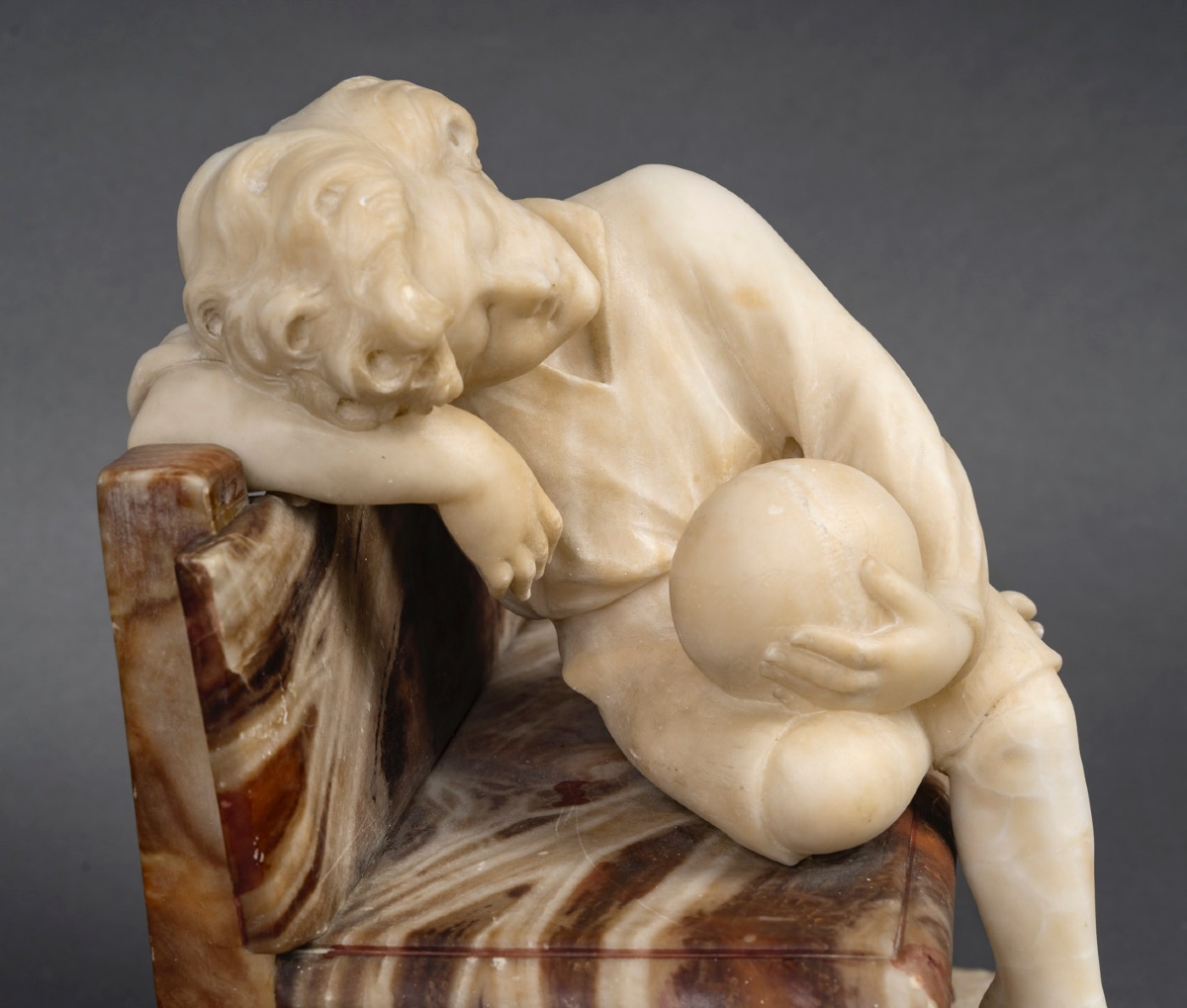 Une sculpture d'un enfant en albâtre, début du XXe siècle — 5