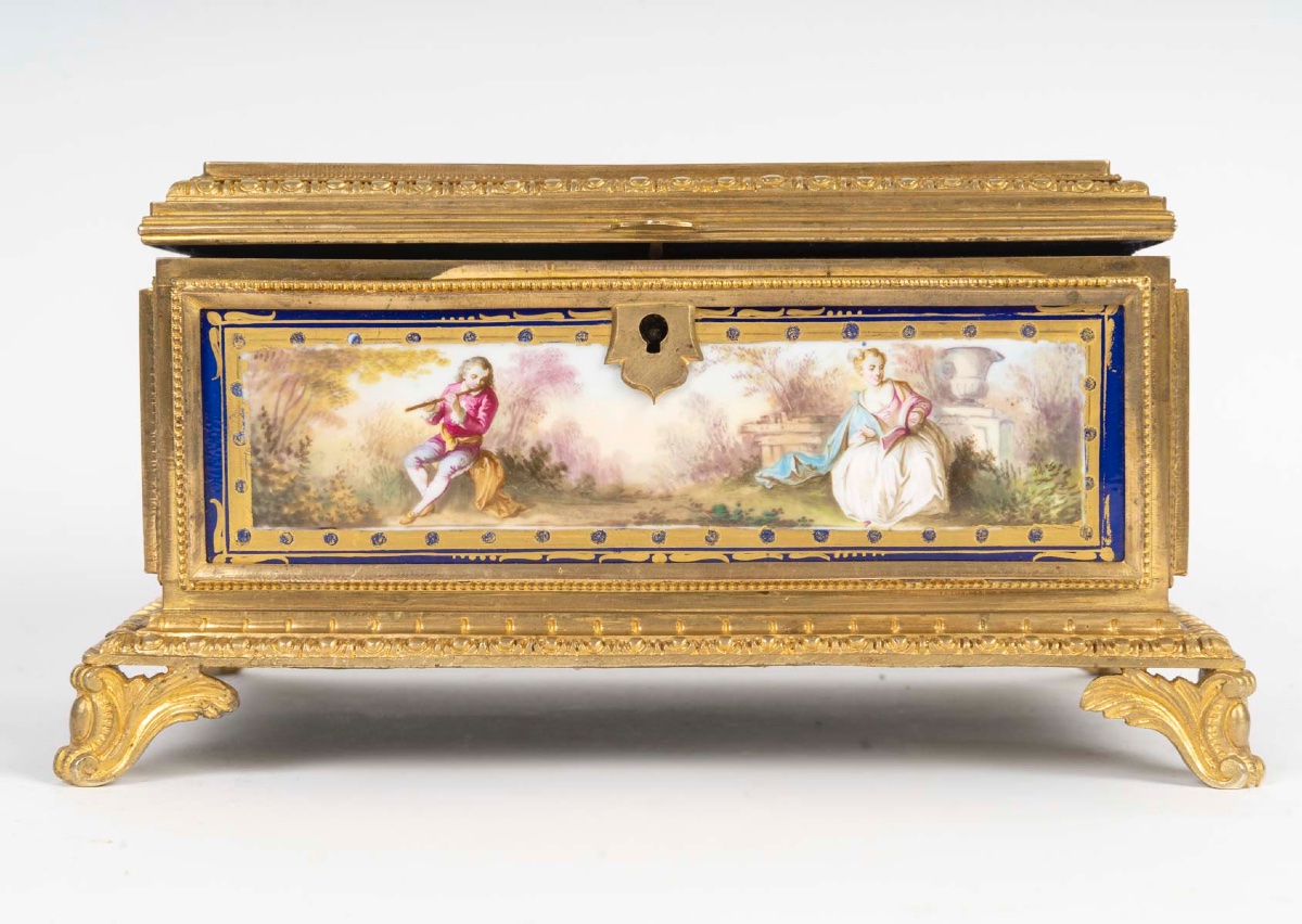 Un coffret à bijoux en porcelaine et bronze doré, fin du XIXe siècle — 2