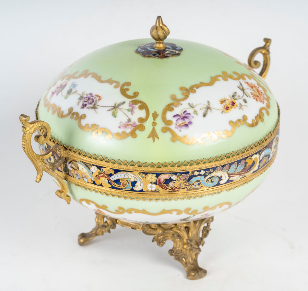 Une bonbonnière en porcelaine et bronze cloisonné, fin du XIXe siècle — 13