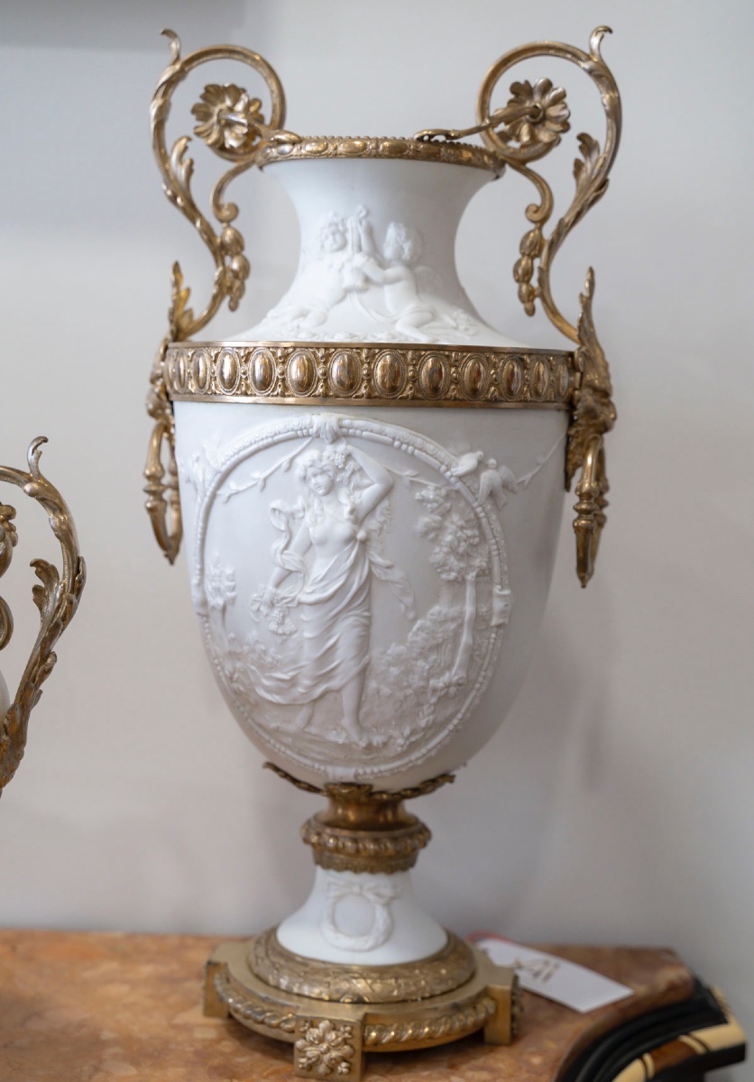Un ensemble de deux vases et une coupe en biscuit et bronze doré, XIXe siècle — 5