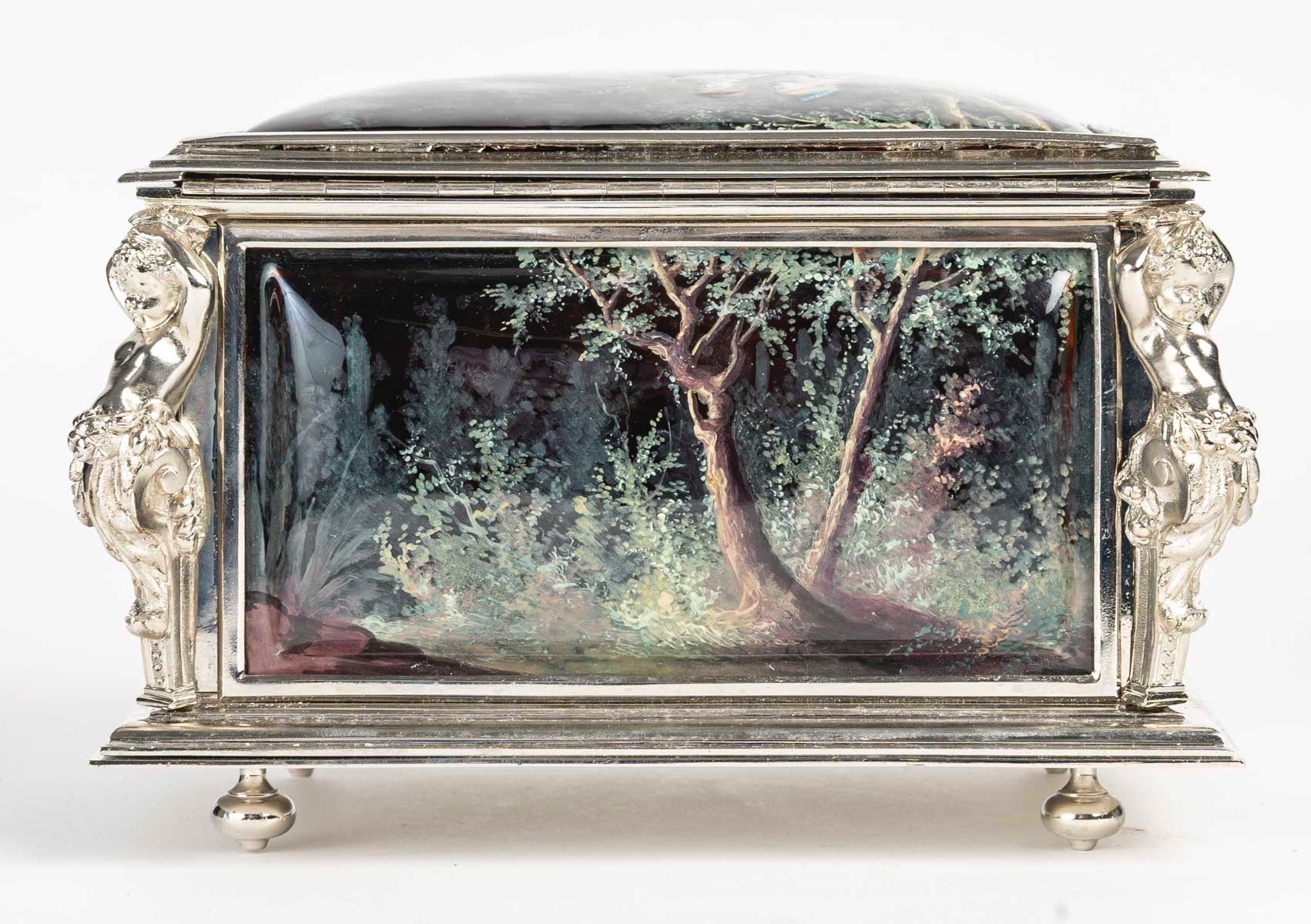 Un coffret à bijoux en émail et bronze argenté, fin du XIXe siècle — 17