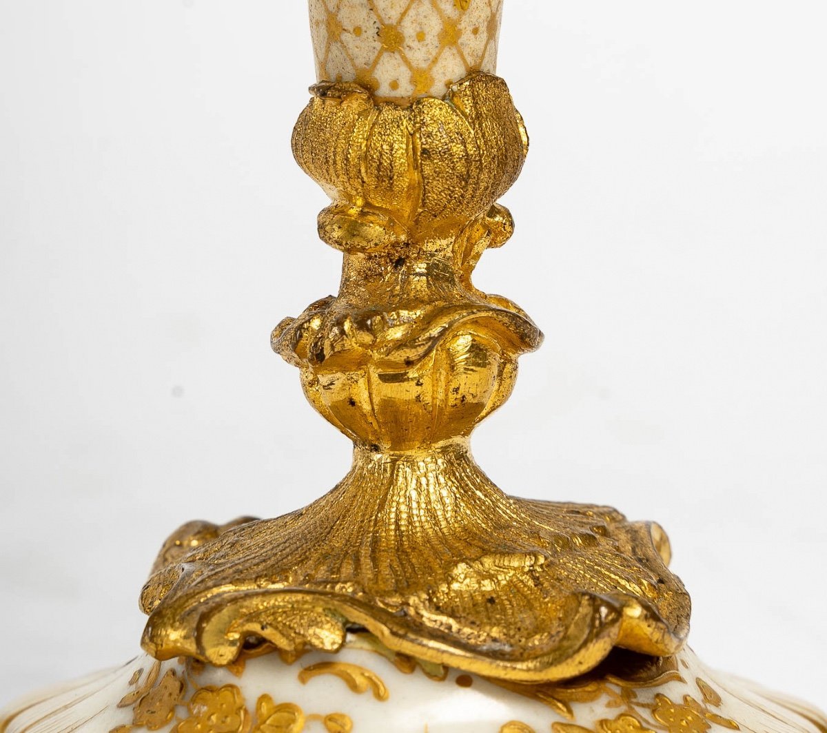Paire de petits bougeoirs miniatures en porcelaine et bronze doré 19e siècle — 10