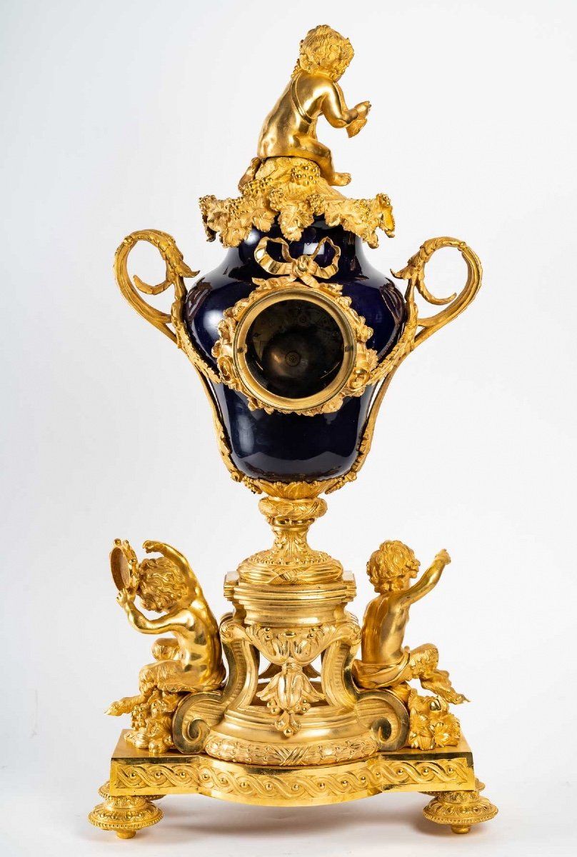 Une pendule en porcelaine et bronze doré fin du XIXe siècle — 3