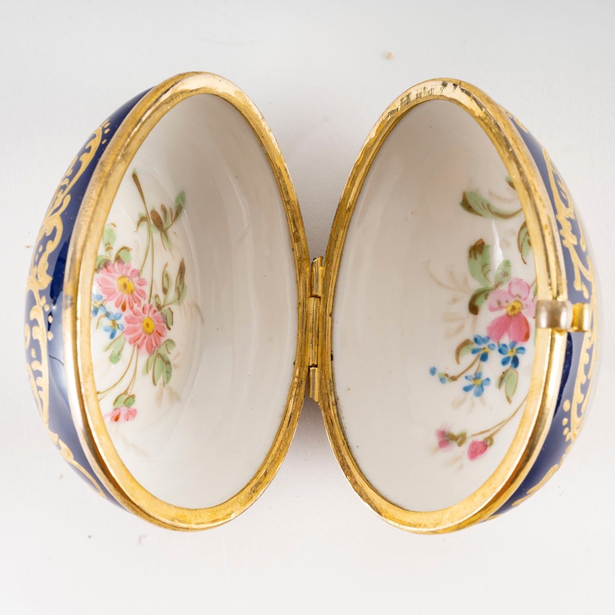 Un petit coffret à bijoux l'Oeuf en porcelaine, fin du XIXe siècle — 5