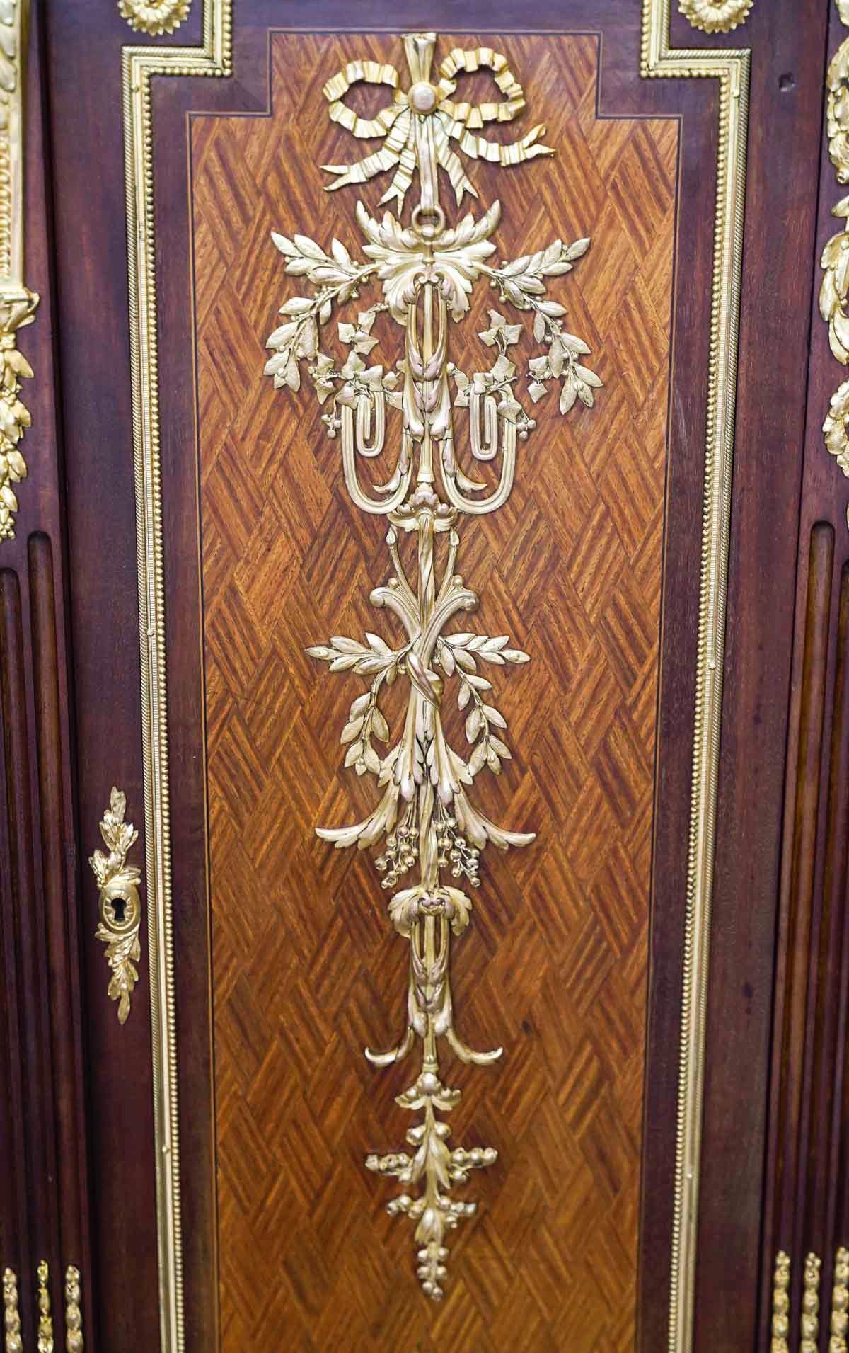 Meuble vitrine à hauteur d'appui de style Louis XVI dans le goût de F.Linke — 7