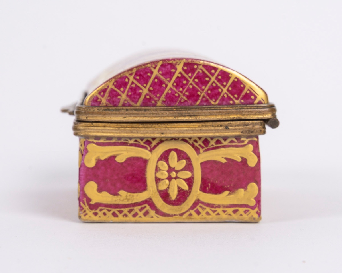 Miniature coffret à bijoux en porcelaine rouge, début du XIXe siècle — 9