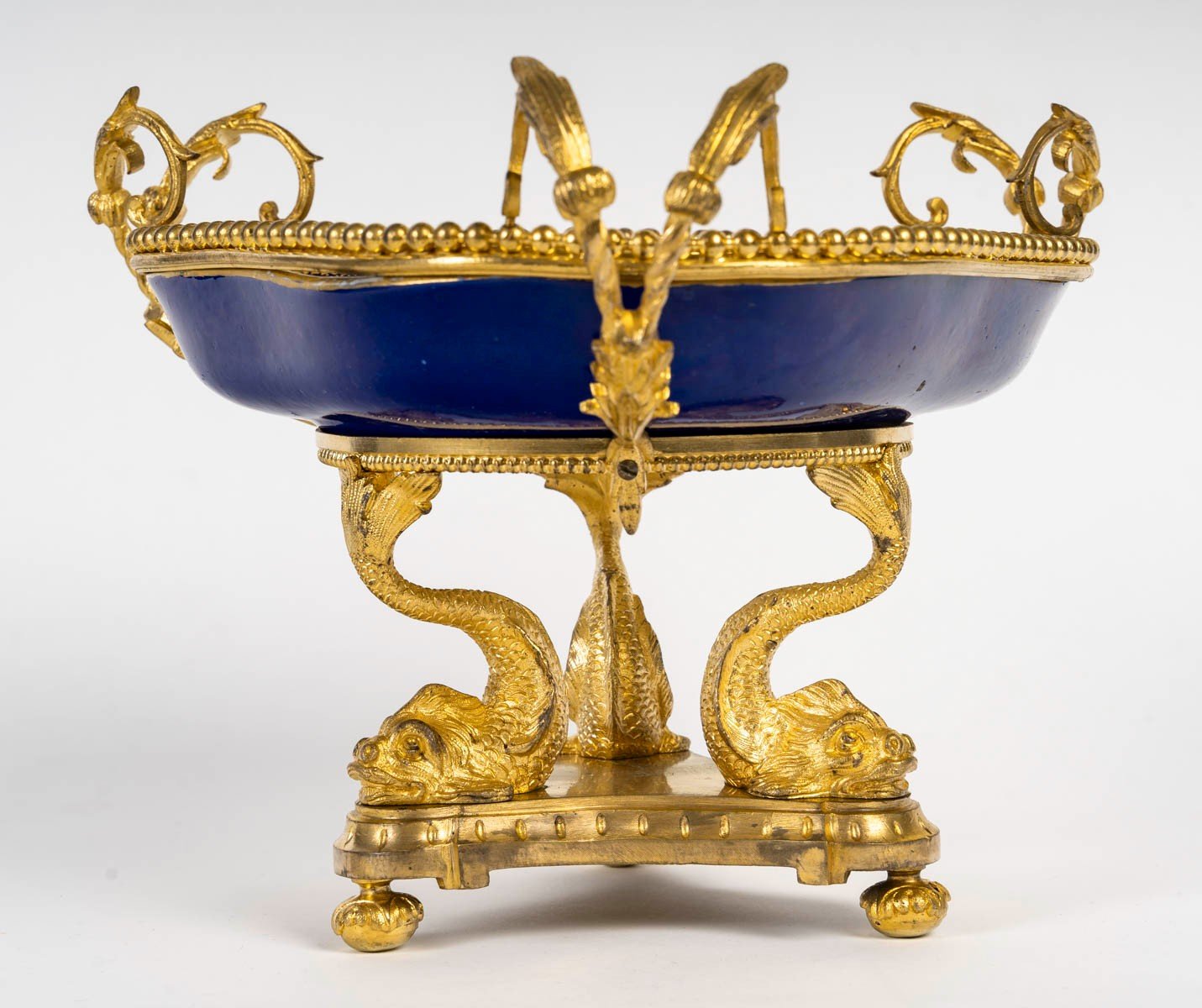 Une coupe en porcelaine de Sèvres et belle ornementation en bronze doré, fin du XIXe siècle — 5