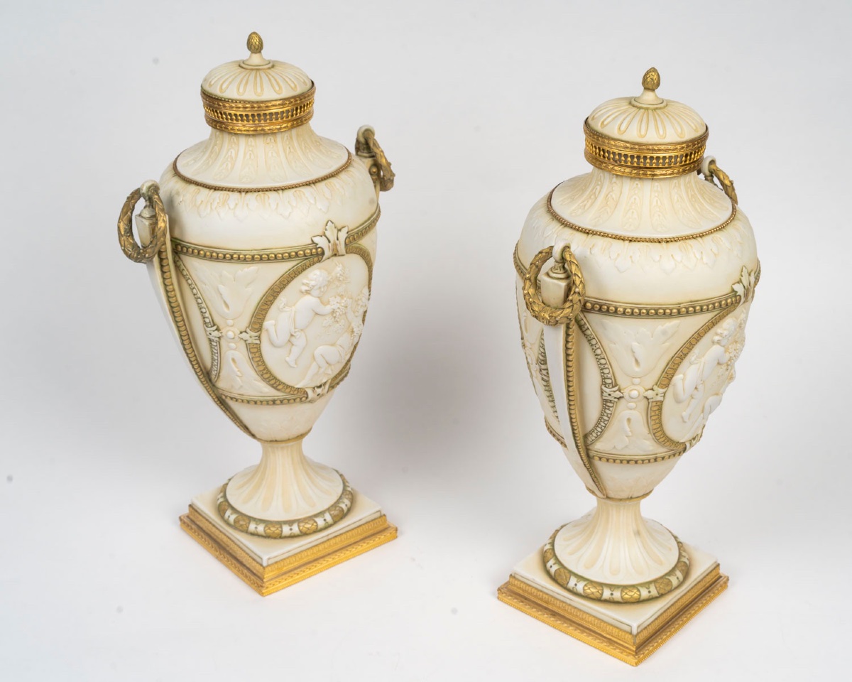 Paire de vases en porcelaine biscuit – Manufacture Müller – style Louis XVI, fin du XIXe siècle — 9
