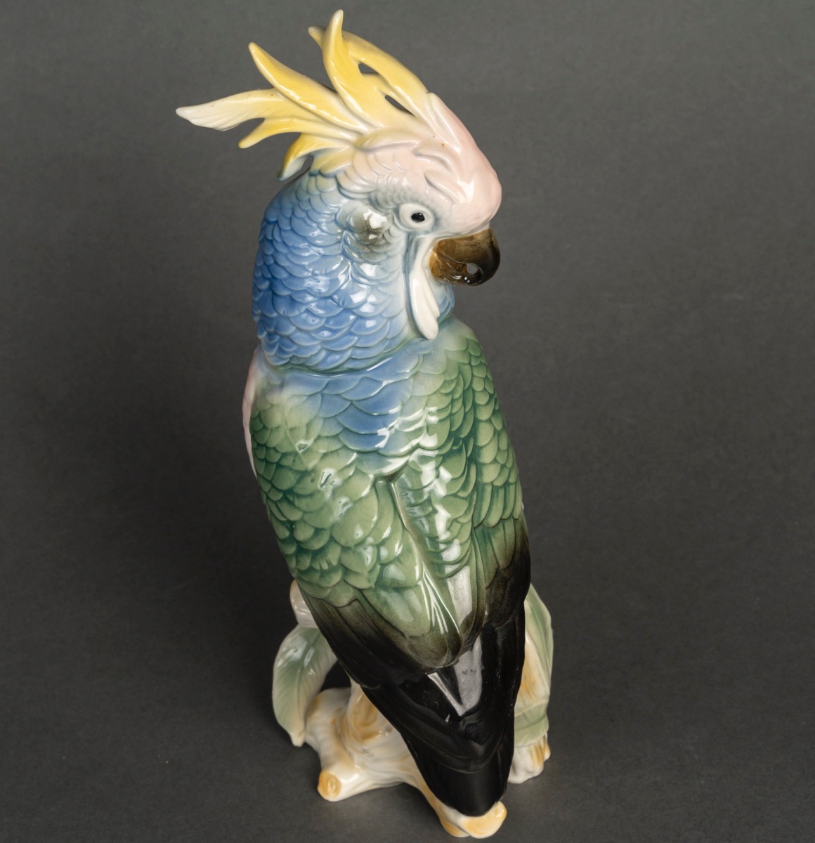 Une sculpture de perroquet en porcelaine, début du XXe siècle — 5