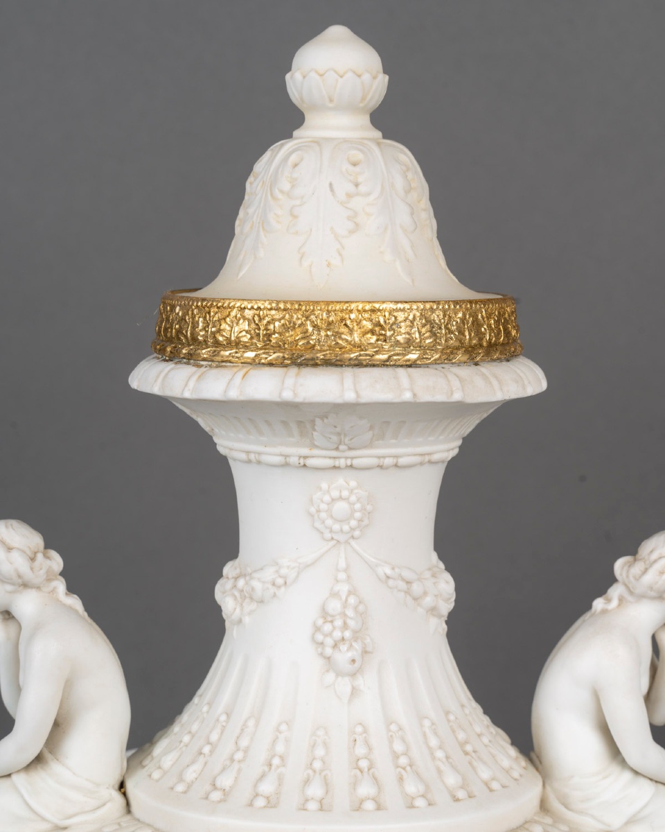 Biscuit une paire de vases en porcelaine de biscuit, fin du XIXe siècle — 5