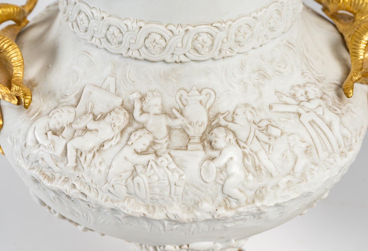 Une paire de vases en porcelaine de biscuit, fin du XIXe siècle — 7