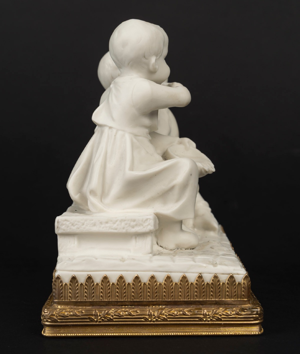 Une petite sculpture en porcelaine de biscuit, époque art nouveau — 11