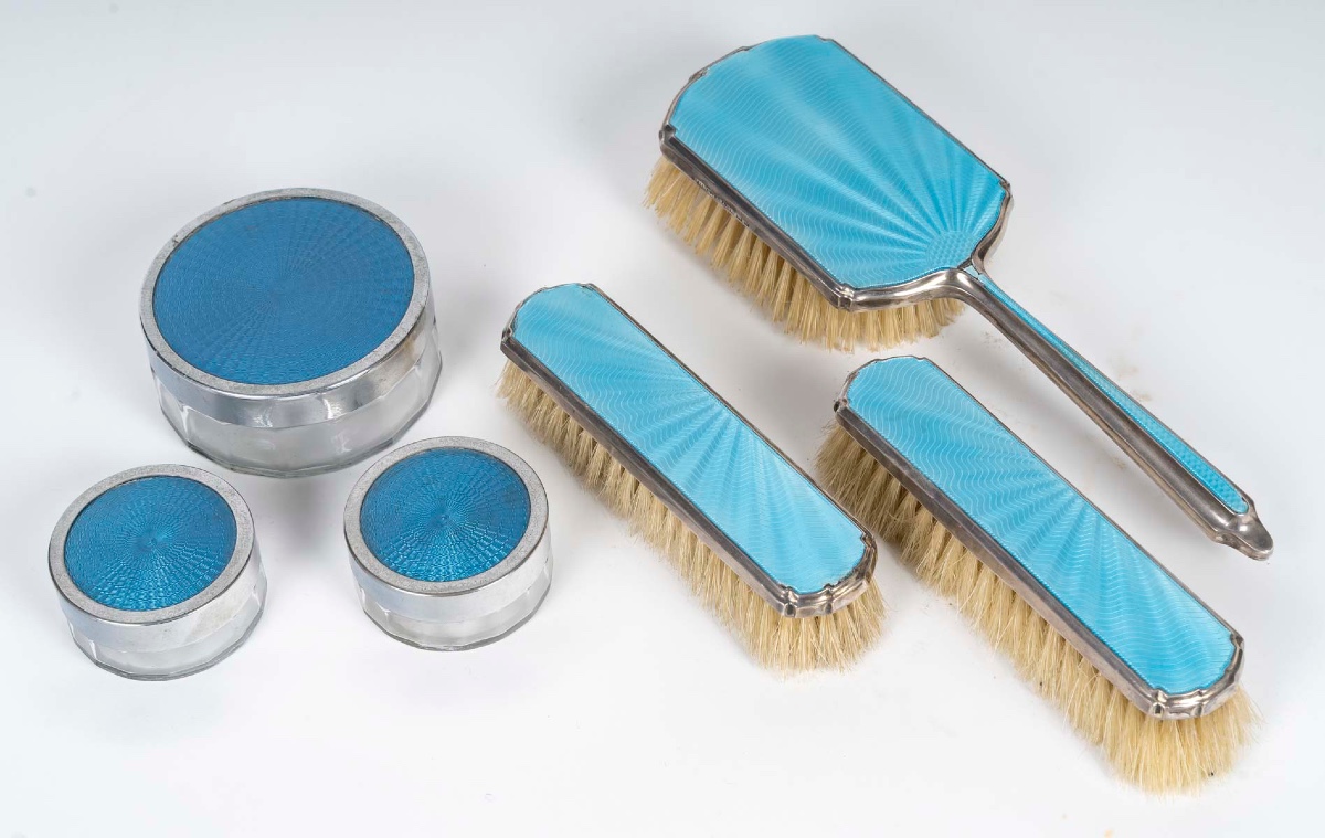 Une Série de nécessaire de Toilette en émail, fin du XIXe siècle
