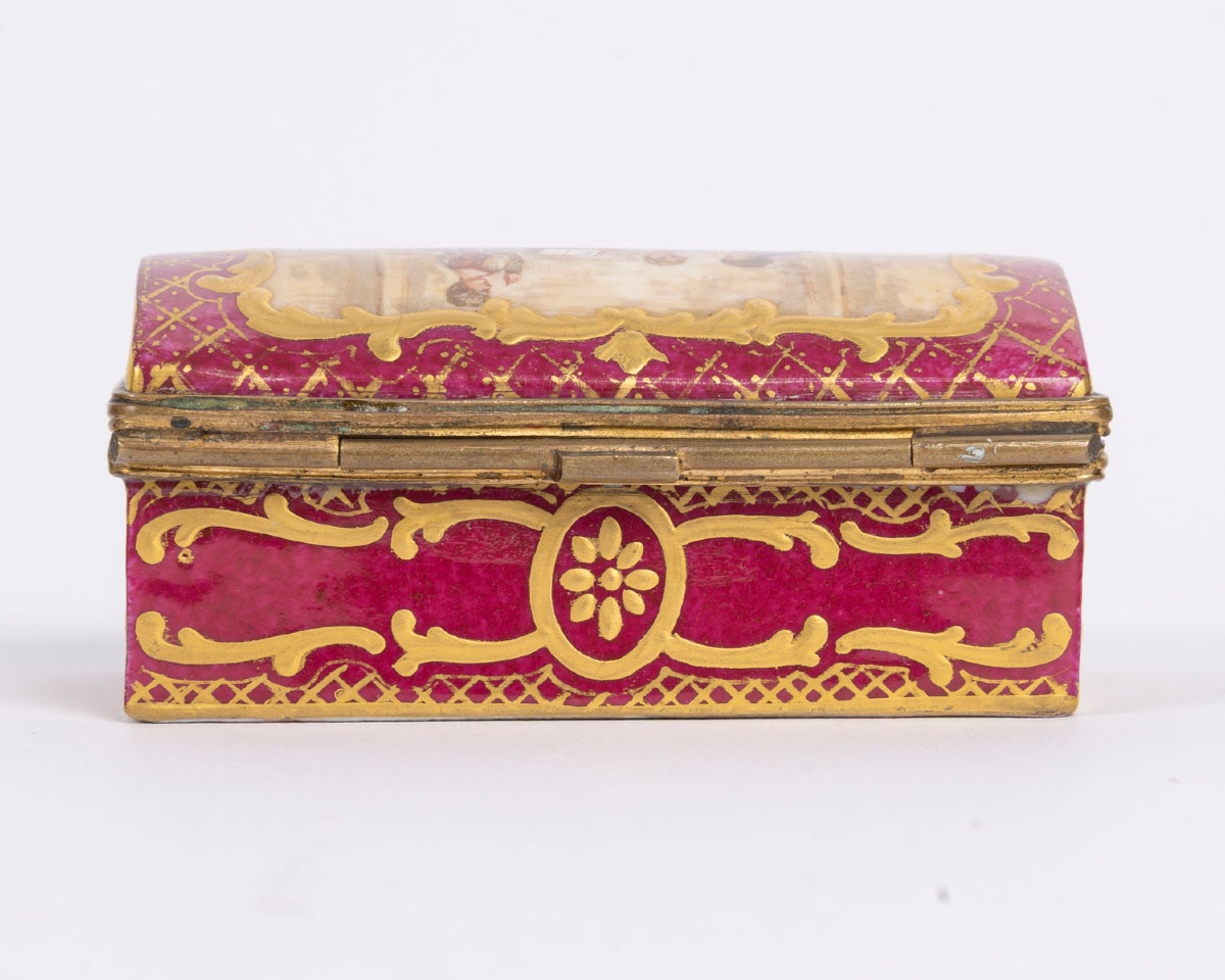 Miniature coffret à bijoux en porcelaine rouge, début du XIXe siècle — 8