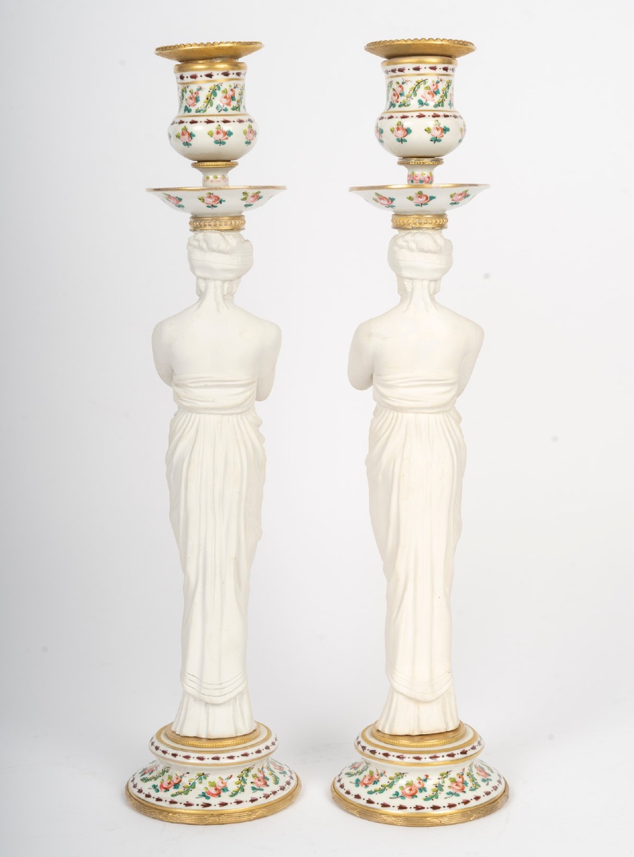 Une paire de bougeoirs en porcelaine de Sèvres et biscuit, XIXe siècle — 11