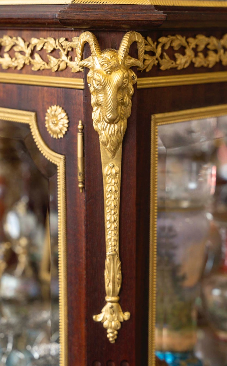 Une vitrine en acajou de style Louis XVI, fin du XIXe siècle — 8