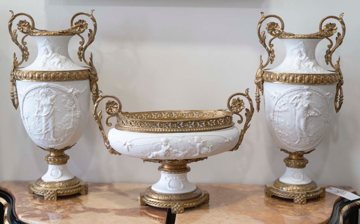 Un ensemble de deux vases et une coupe en biscuit et bronze doré, XIXe siècle — 10