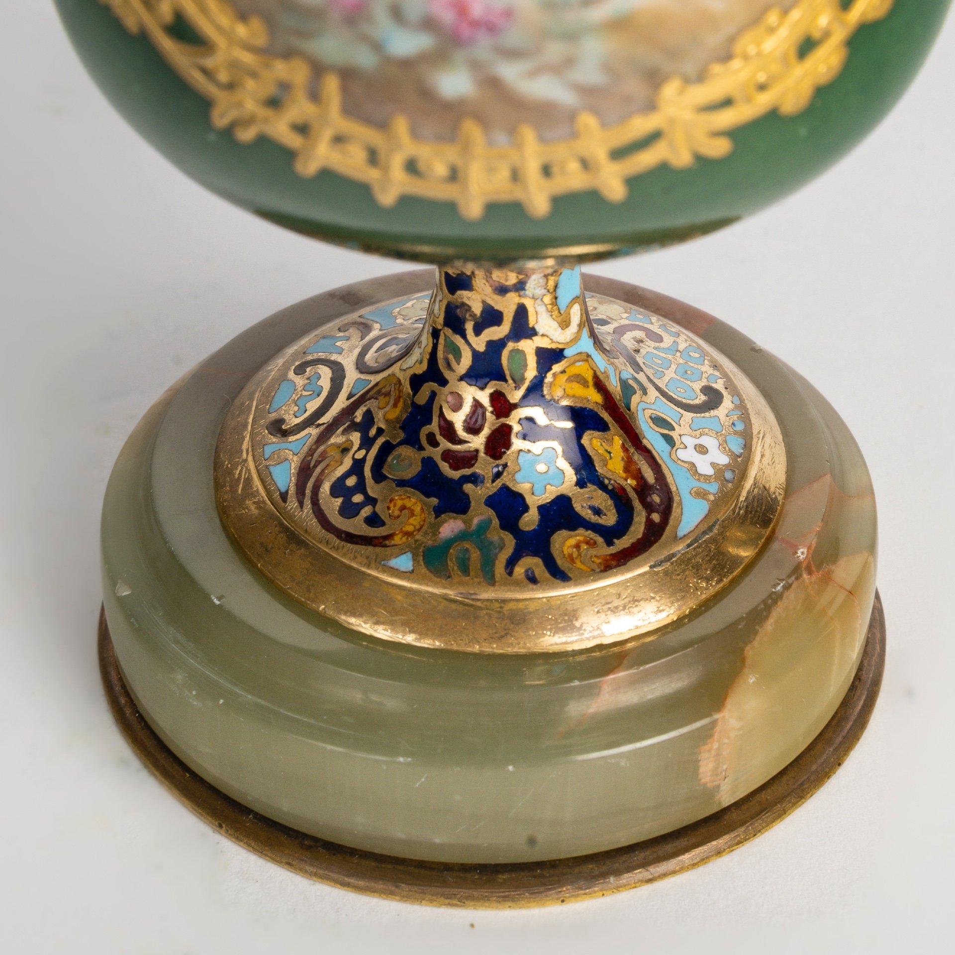 Une paire de vases en porcelaine et bronze cloisonné, fin du XIXe siècle — 20