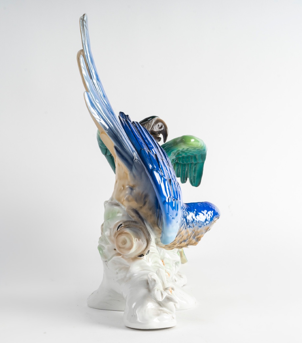 Un groupe en porcelaine de deux sculptures de perroquets début du XXe siècle — 9