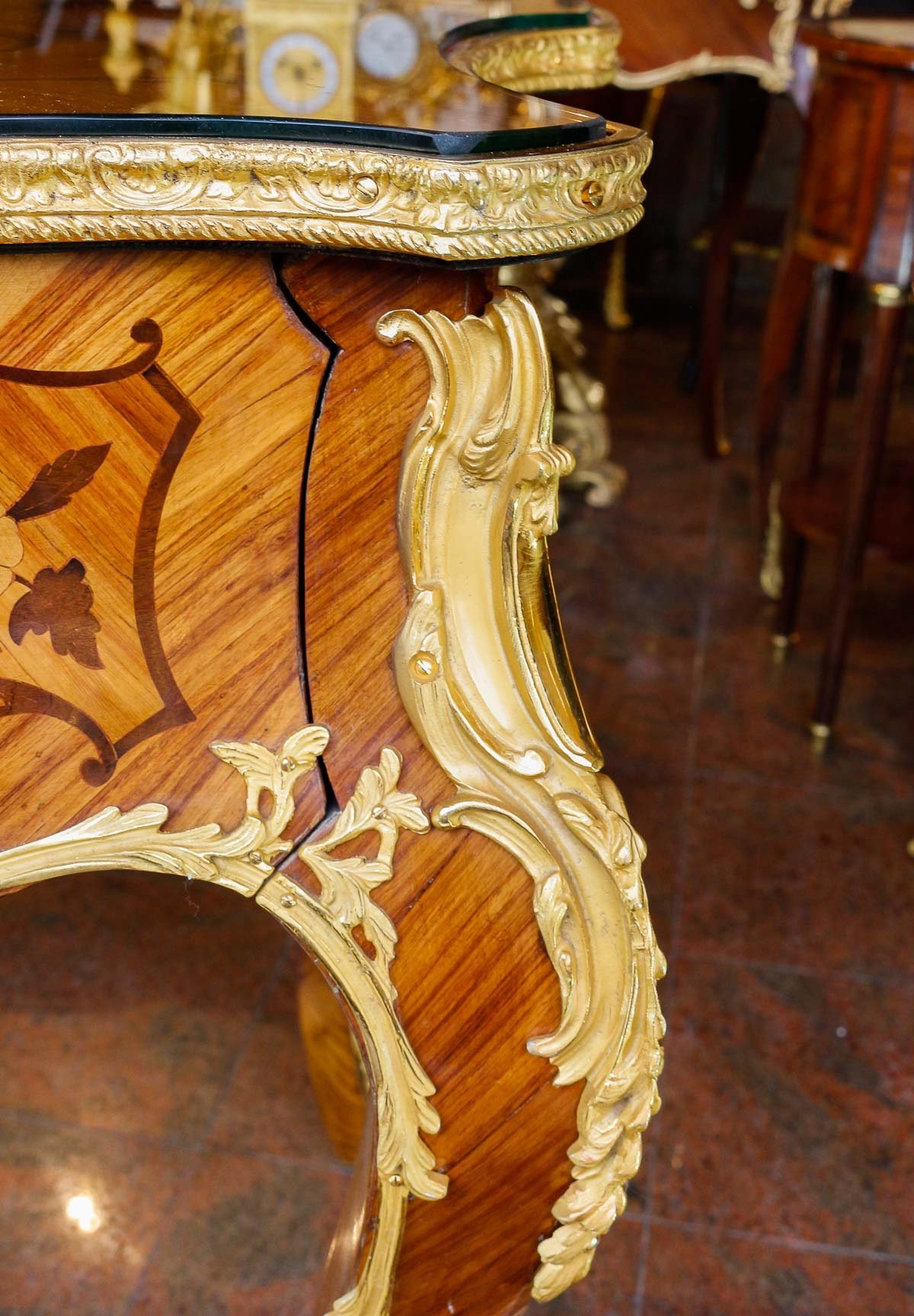 Une belle table à écrire de style Louis XV — 12
