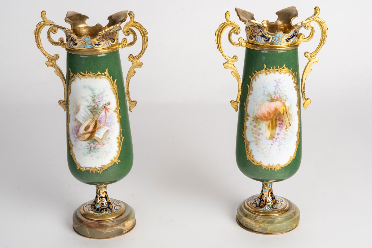 Une paire de vases en porcelaine et bronze cloisonné, fin du XIXe siècle — 13