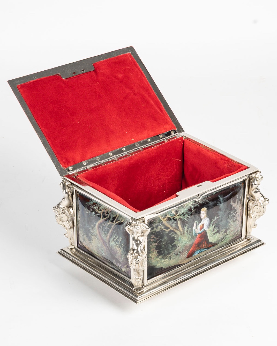 Un coffret à bijoux en émail et bronze argenté, fin du XIXe siècle — 9