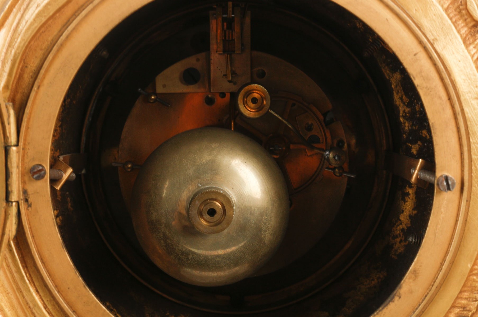Une garniture de cheminée en bronze doré fin du XIXe siècle — 14