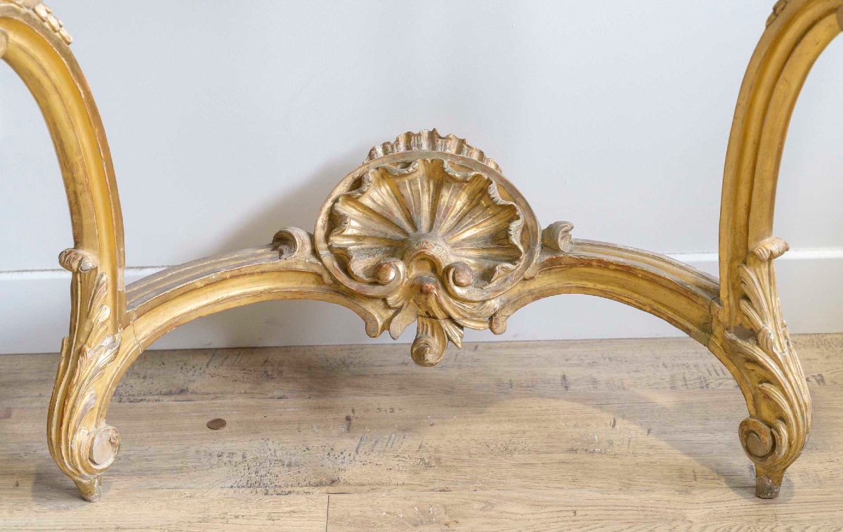 Une console en bois doré de style Louis XV, XIXe siècle — 5