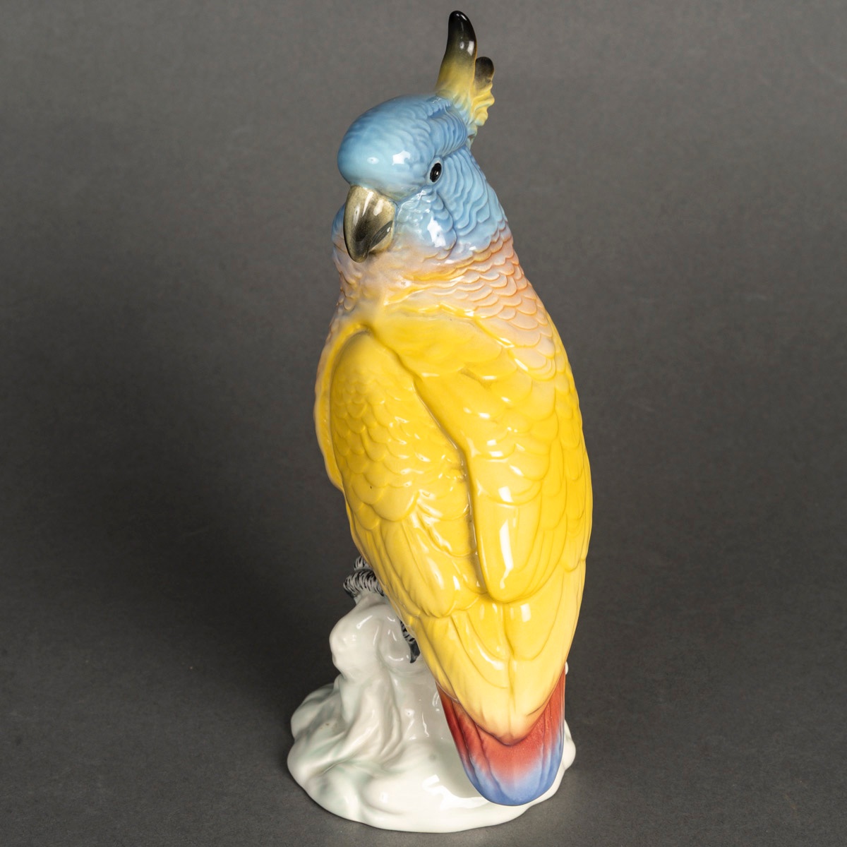 Une sculpture de perroquet en porcelaine, début du XXe siècle — 8