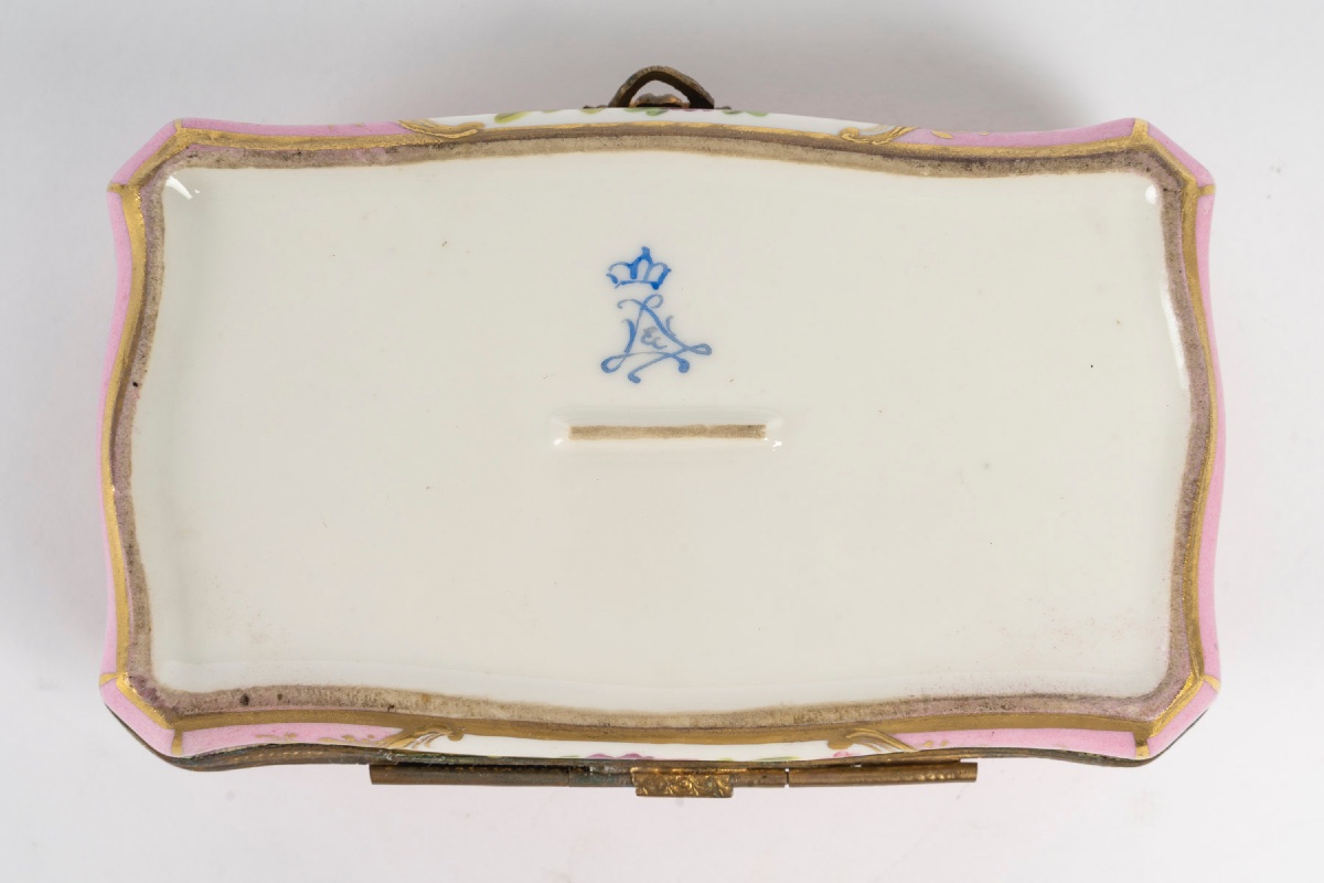 Miniature petite boîte à bijoux en porcelaine de Sèvres, fin du XIXe siècle — 13
