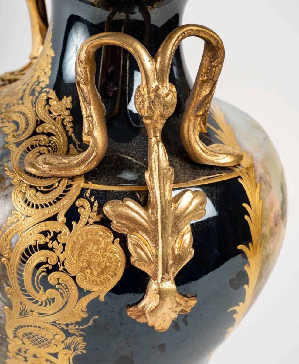 Un vase en porcelaine de Sèvres monté lampe, fin du XIXe siècle — 6