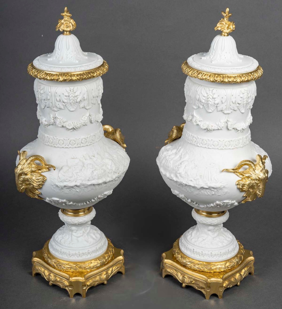 Une paire de vases en porcelaine de biscuit, fin du XIXe siècle — 4