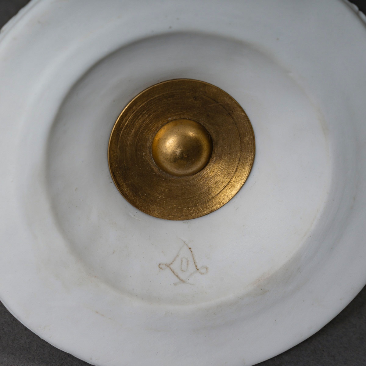 Une paire de vases en porcelaine de biscuit, fin du XIXe siècle — 5