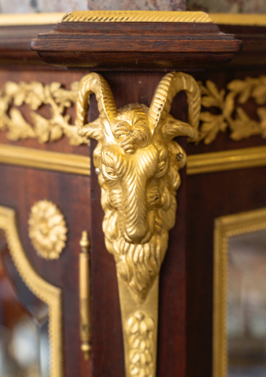 Une vitrine en acajou de style Louis XVI, fin du XIXe siècle — 9