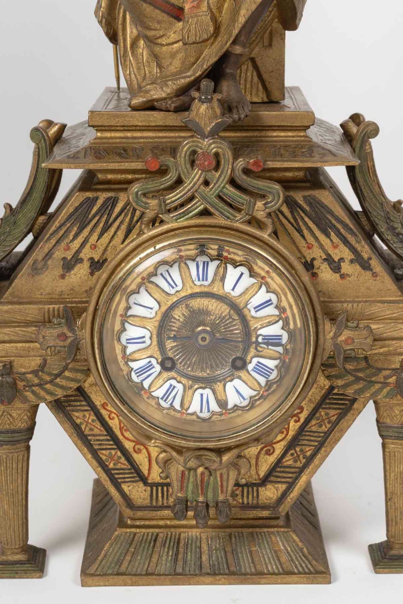 Une garniture de cheminée de style Egypte Antique, fin du XIXe siècle — 7