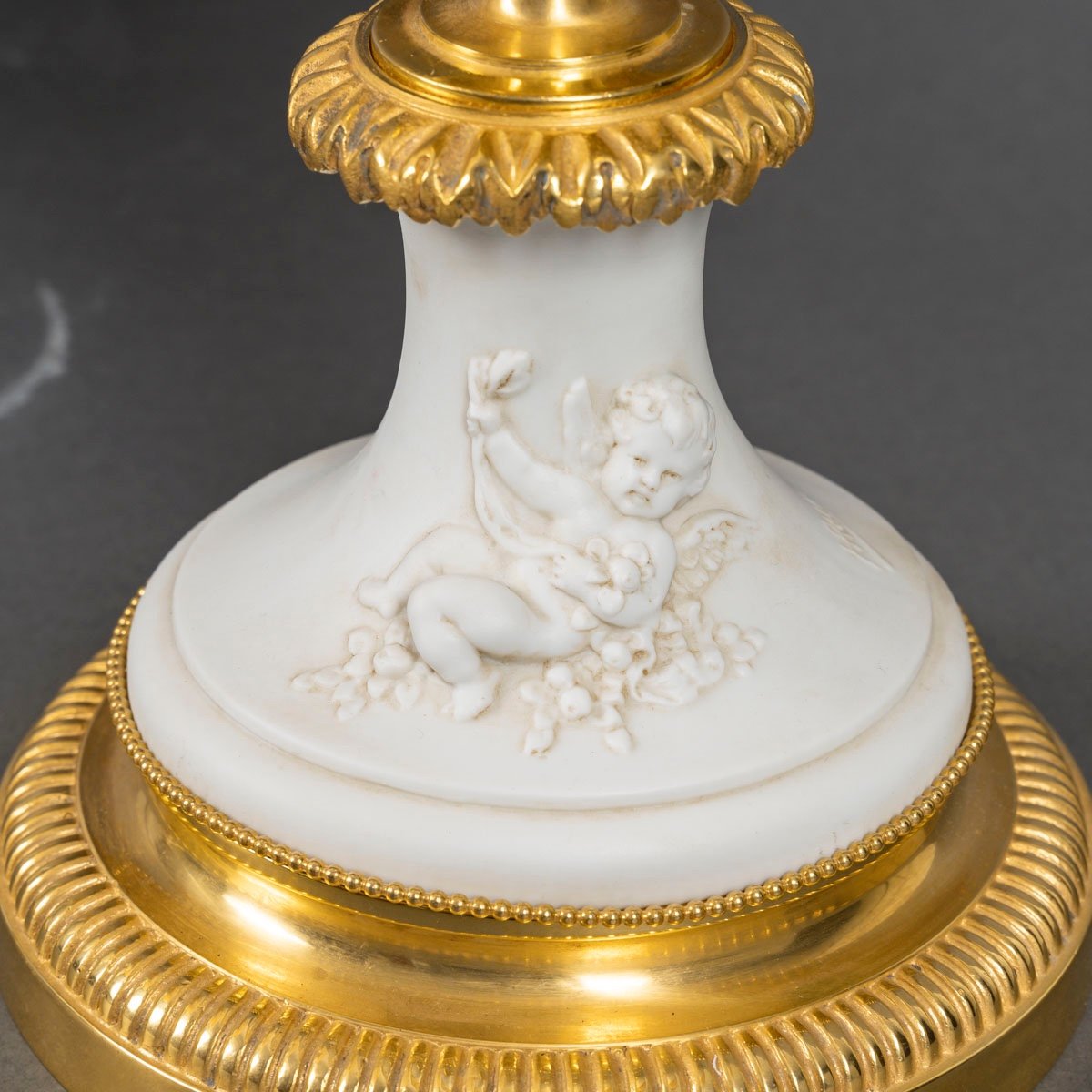 Une paire de lampes en biscuit de Sèvres, fin du XIXe siècle — 11