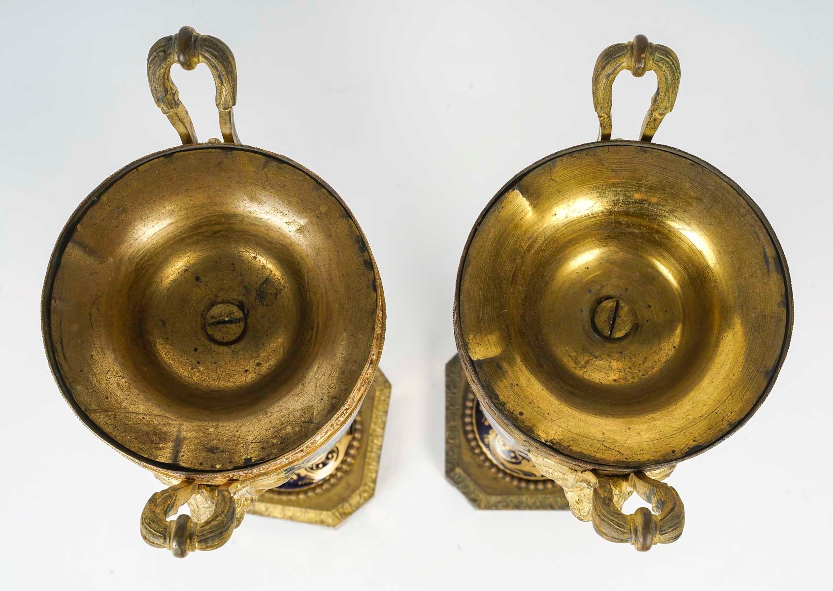 Une paire de vases en porcelaine bleue de Sèvres fin du XIXe siècle — 12