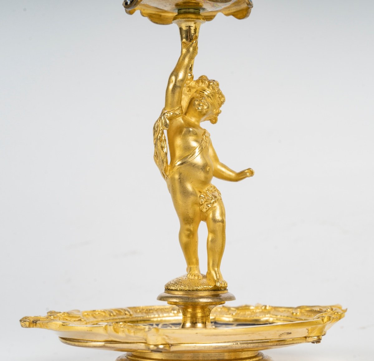 Une paire de bougeoirs en bronze doré et émail cloisonné, fin du XIXe siècle — 7