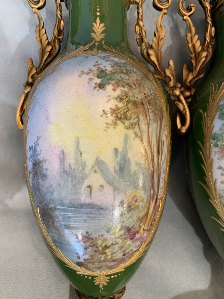 Paire de vases en porcelaine de Sèvres à décor de scènes galantes, époque Napoléon III — 10
