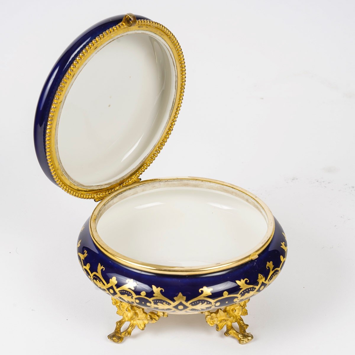 Belle boîte -bonbonnière en porcelaine de Sèvres, fin du XIXe siècle — 6