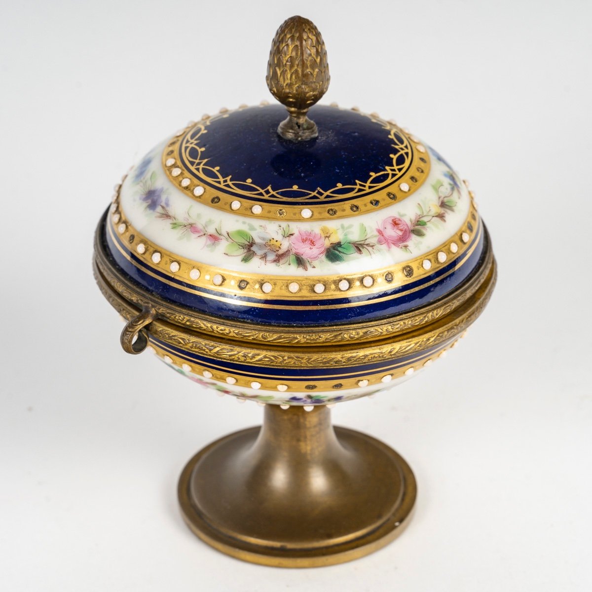Une petite coupe bonbonnière sur Pied, époque Napoléon III — 11