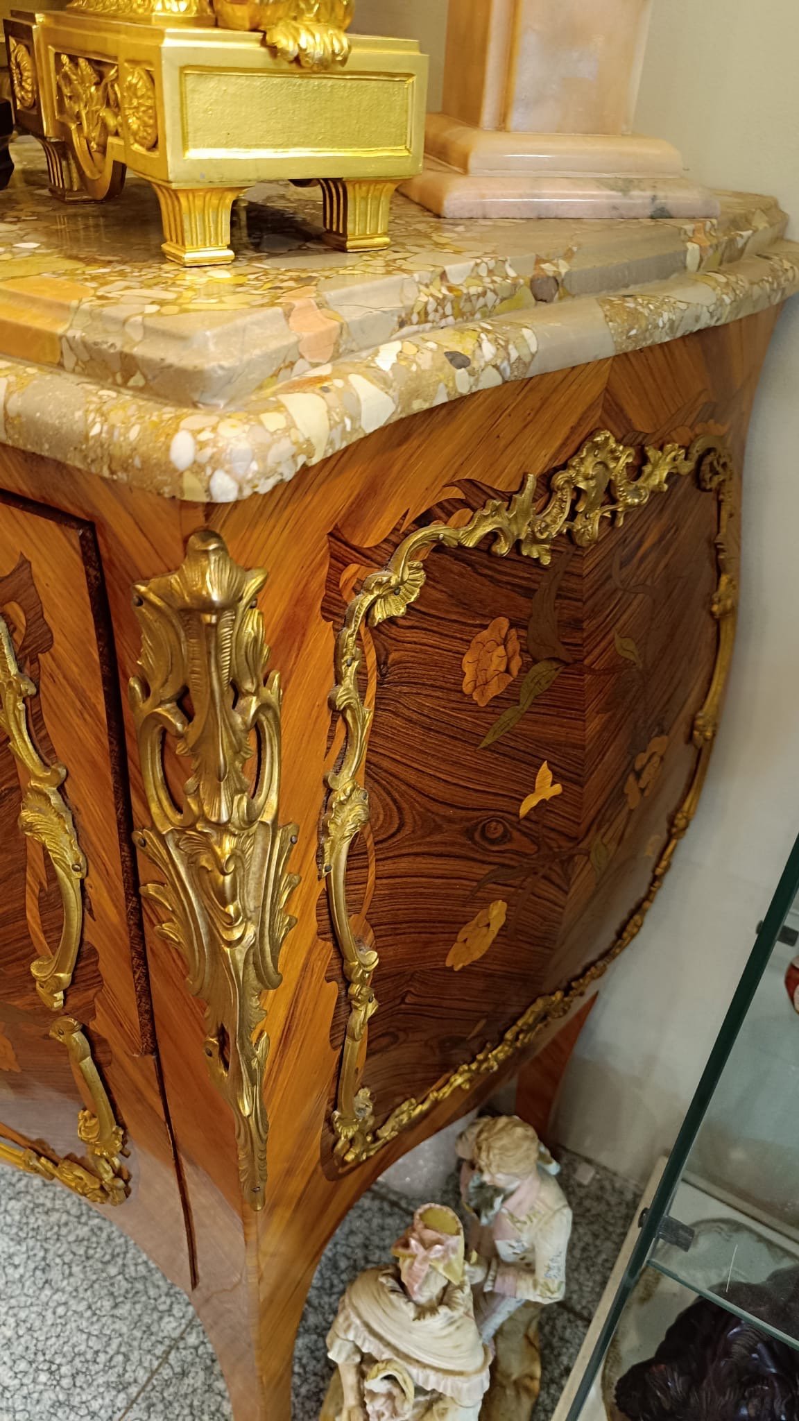Une commode de style Louis XV, début XXI siècle — 6
