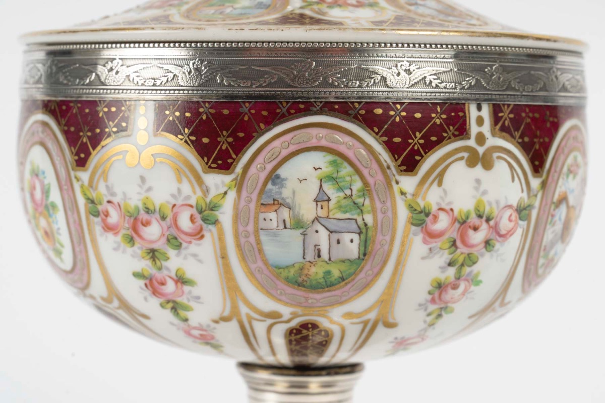 Une bonbonnière en porcelaine et argent massif, fin du XIXe siècle — 3
