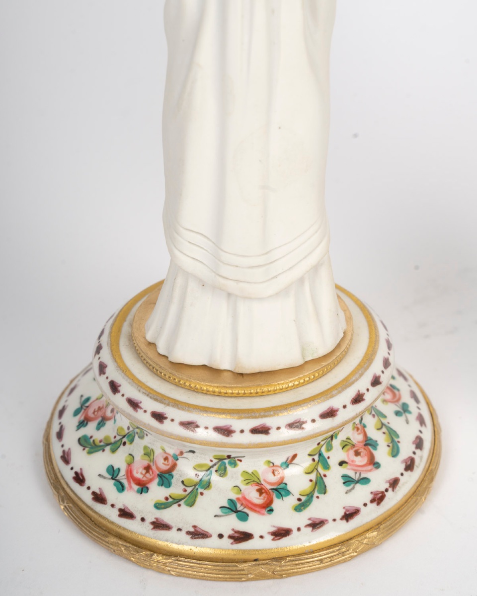 Une paire de bougeoirs en porcelaine de Sèvres et biscuit, XIXe siècle — 12