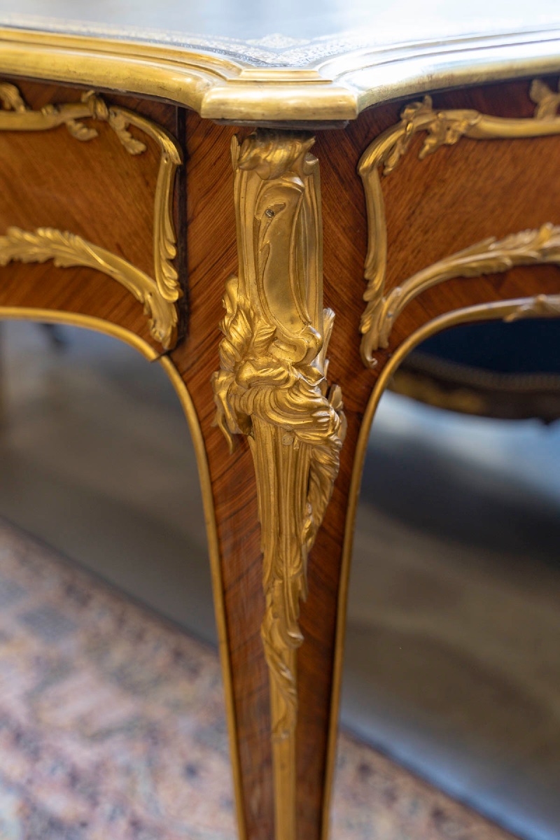 Bureau plat de style Louis XV en bois de violette et bronzes dorés, fin du XIXe siècle — 5