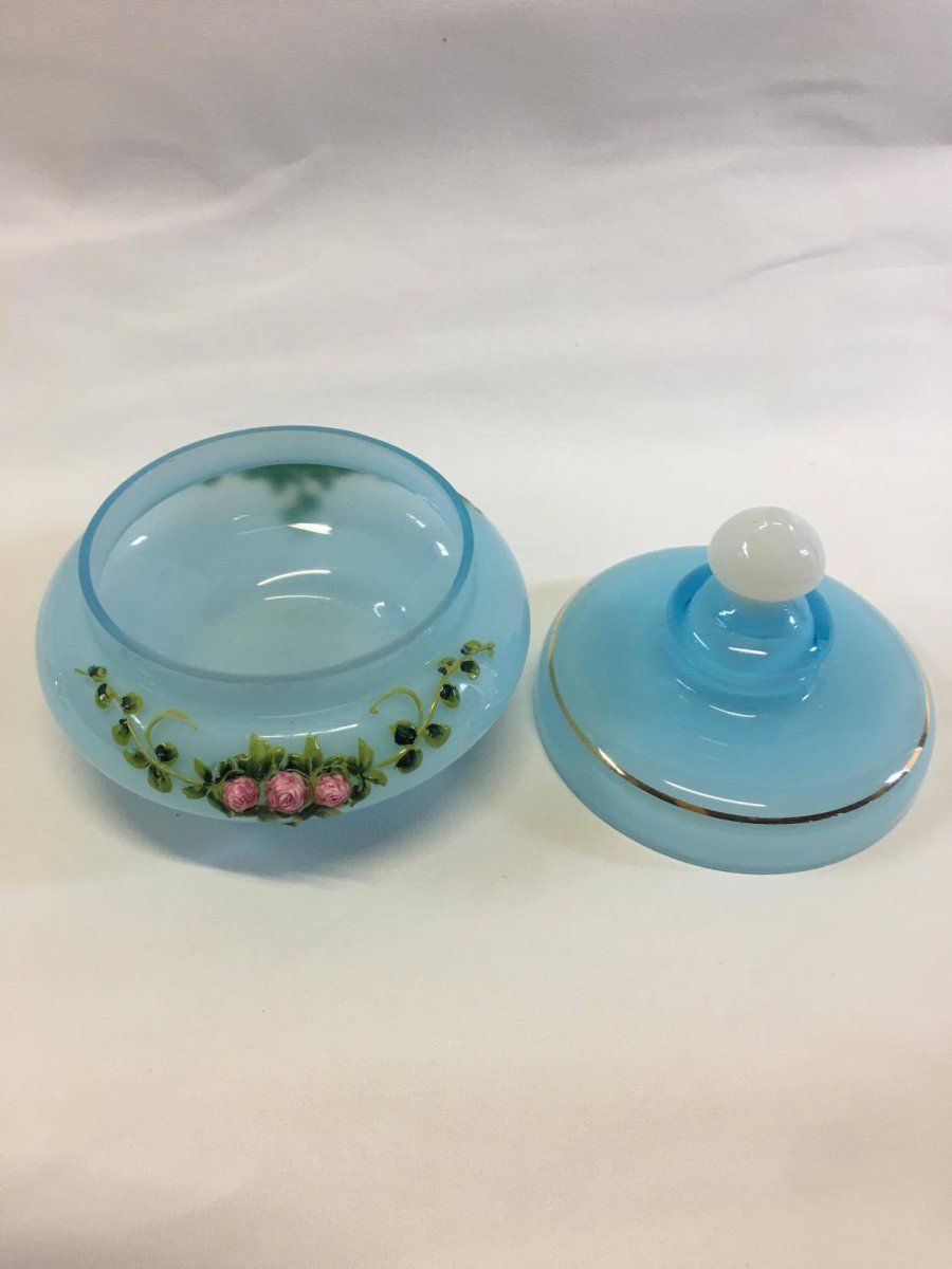 Ensemble de Toilette Trois Pièces en opaline laiteuse de couleur bleu Ciel Peint à la Main — 7