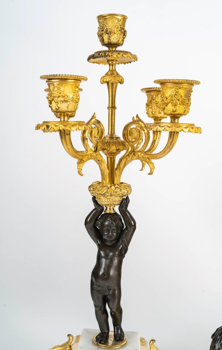 Une Garniture en bronze doré et marbre blanc, XIXe siècle — 6