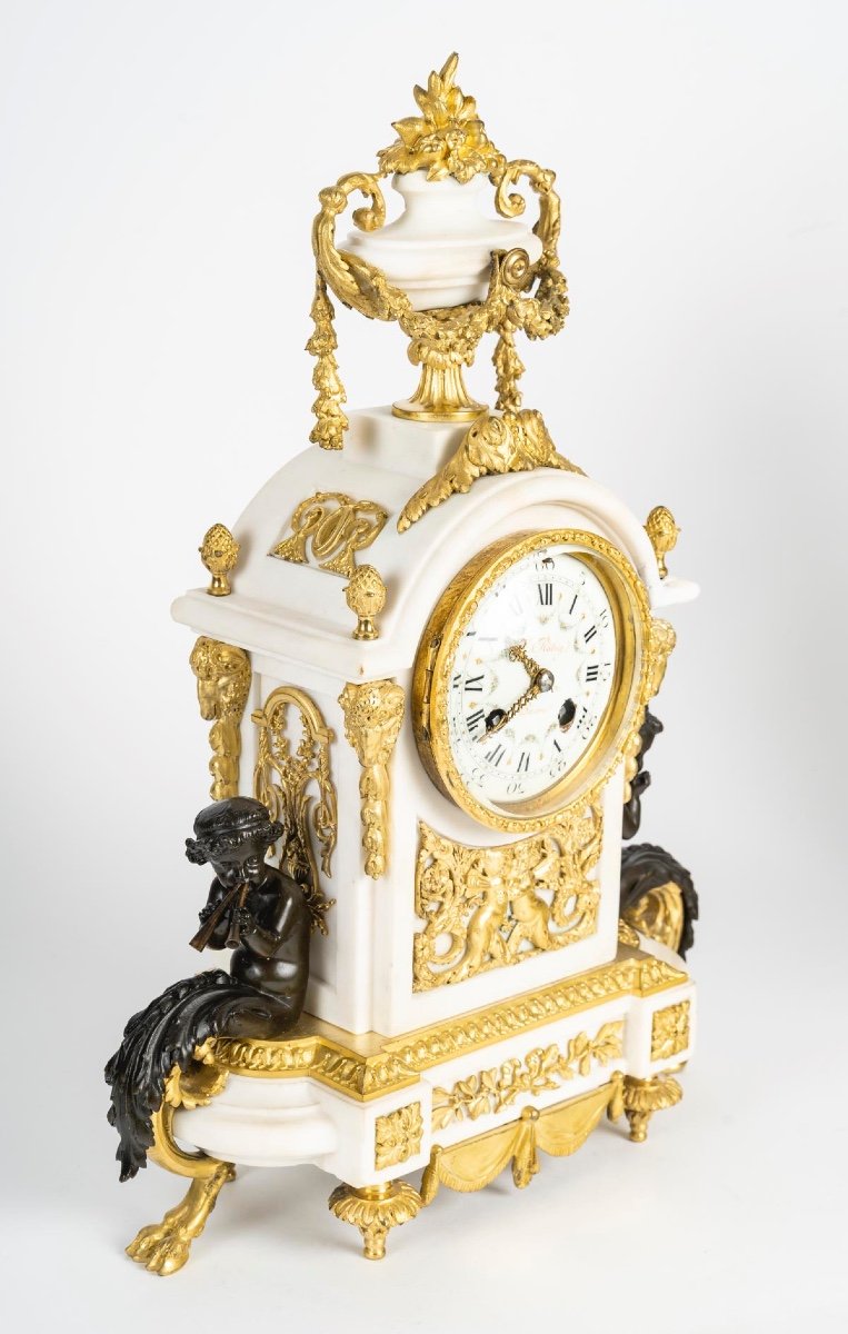Une Garniture en bronze doré et marbre blanc, XIXe siècle — 3