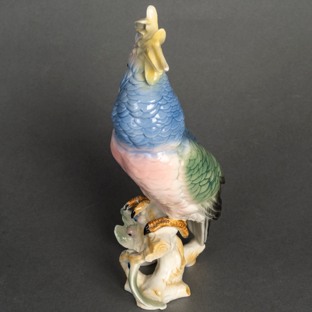 Une sculpture de perroquet en porcelaine, début du XXe siècle — 4